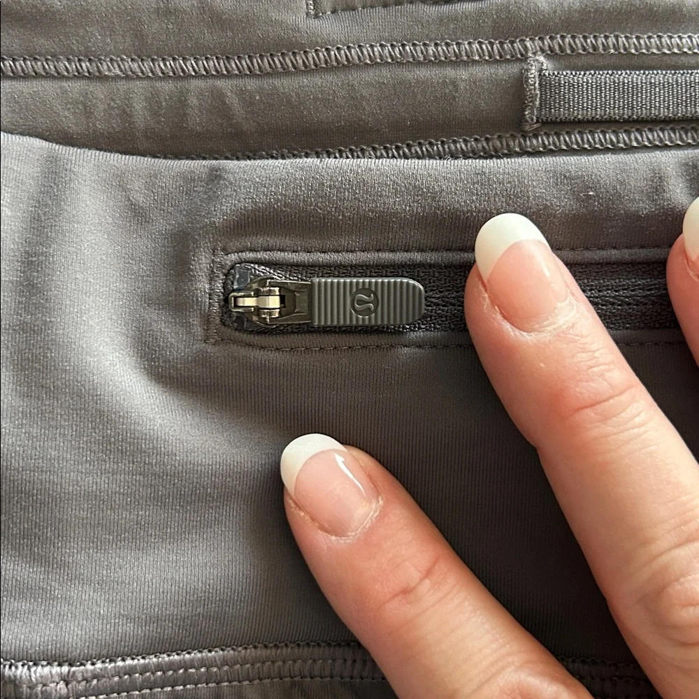 Lululemon Chase Me Short 2.5” Dark Carbon Size 4 Gray - Picture 4 of 7